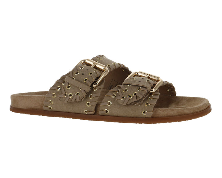 Sandalias color camel para mujer con dos correas y hebillas doradas.