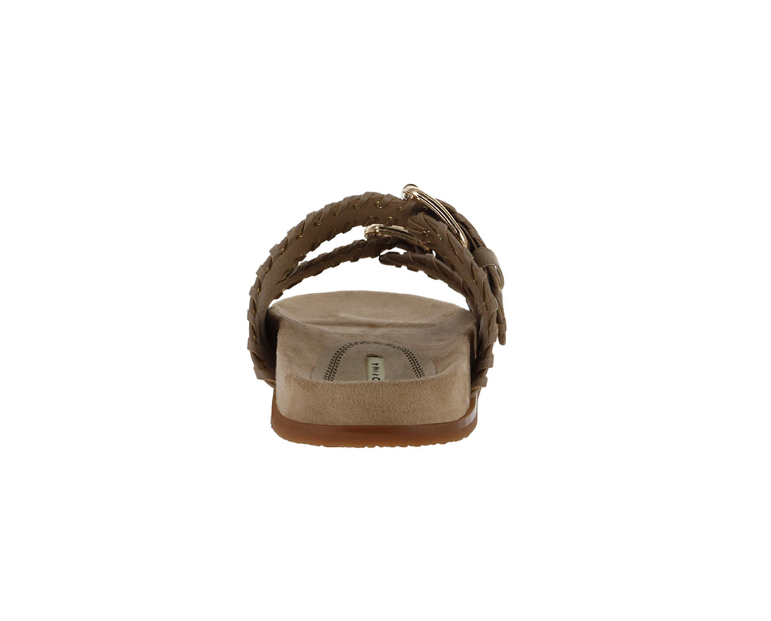 Sandalias color camel para mujer con dos correas y hebillas doradas.