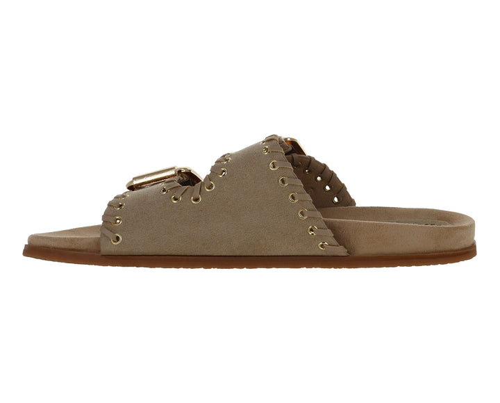 Sandalias color camel para mujer con dos correas y hebillas doradas.