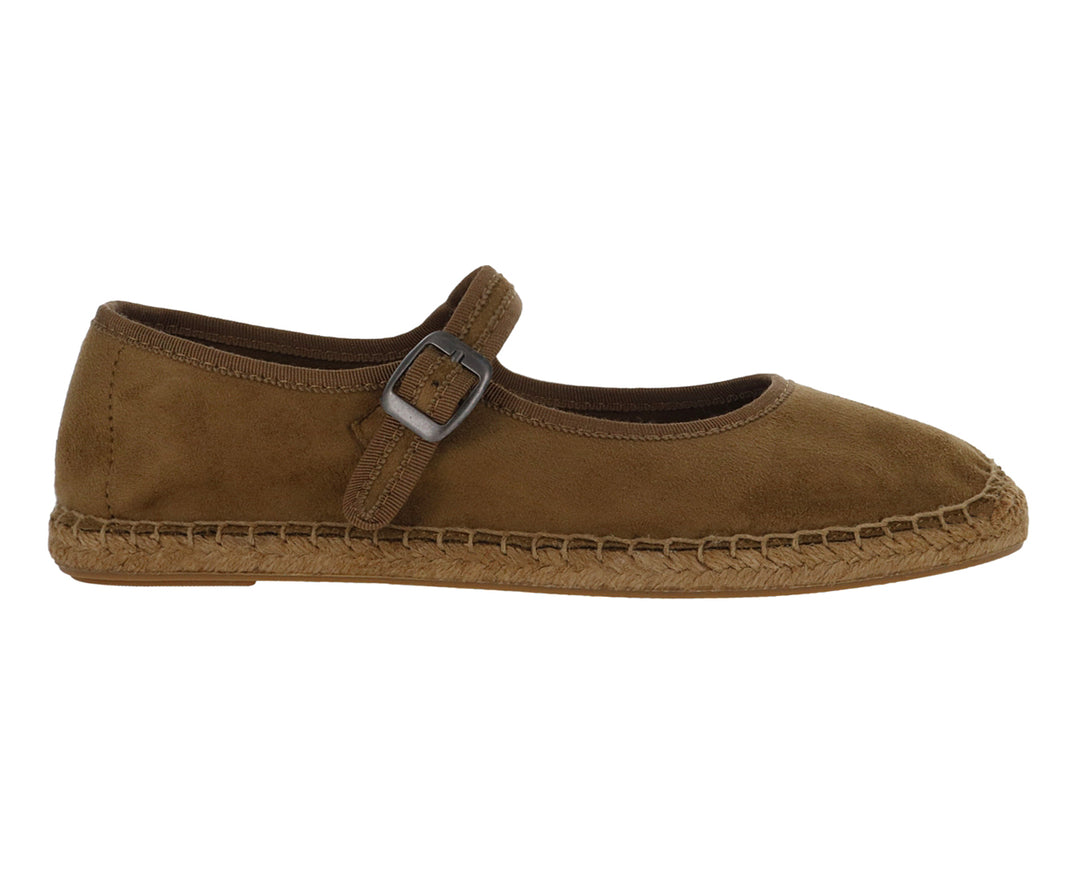 Zapato plano tipo ballerina color camel con correa, hebilla y costura decorativa en la base.