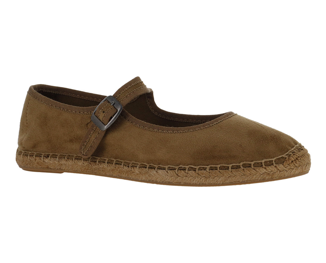 Zapato plano tipo ballerina color camel con correa, hebilla y costura decorativa en la base.