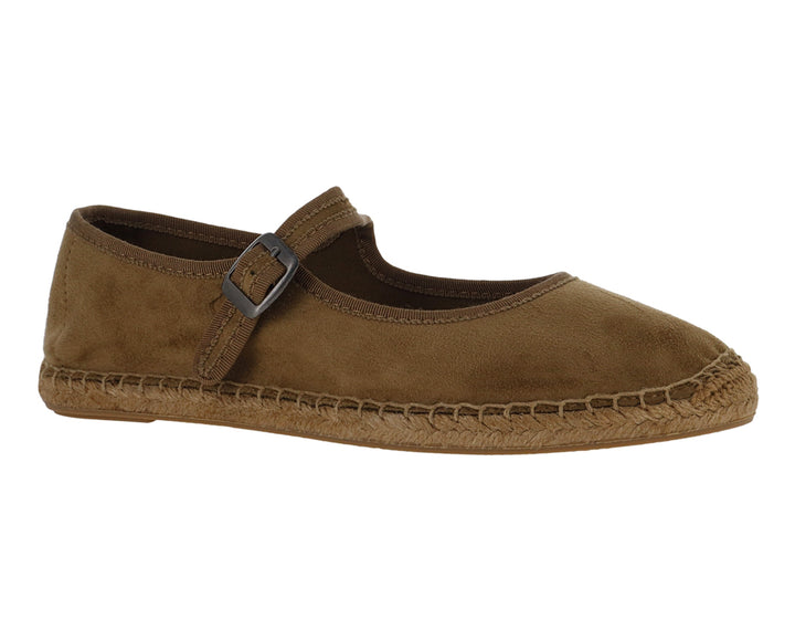 Zapato plano tipo ballerina color camel con correa, hebilla y costura decorativa en la base.