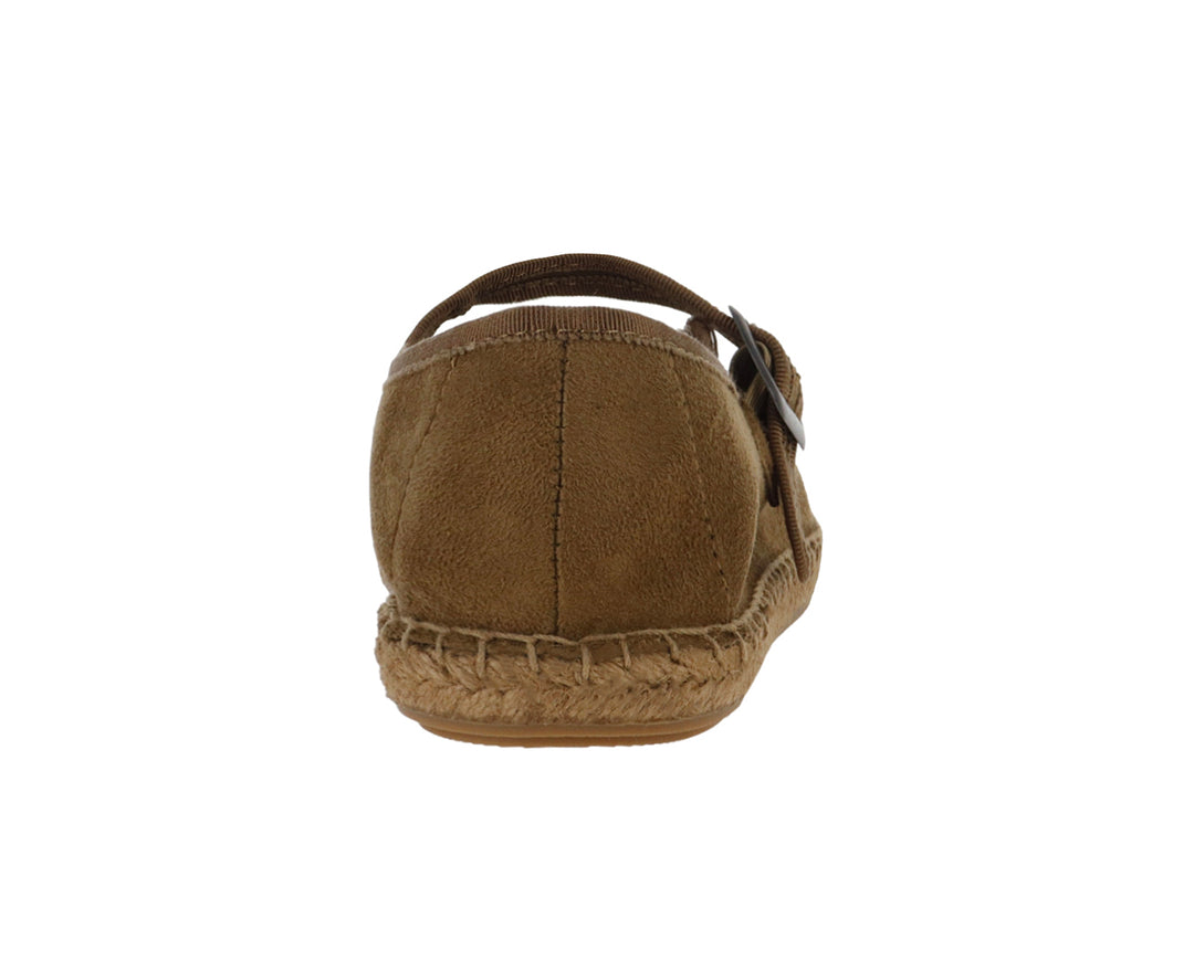 Zapato plano tipo ballerina color camel con correa, hebilla y costura decorativa en la base.