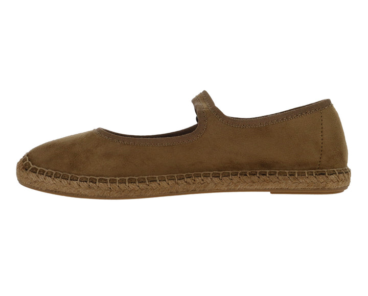 Zapato plano tipo ballerina color camel con correa, hebilla y costura decorativa en la base.