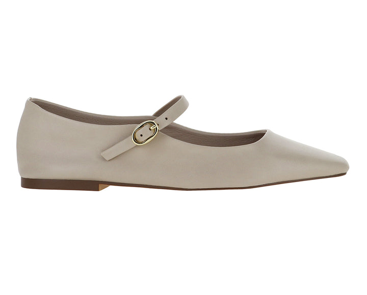 Zapato plano tipo ballerina color natural con correa y hebilla dorada.