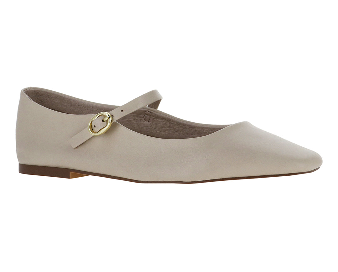 Zapato plano tipo ballerina color natural con correa y hebilla dorada.