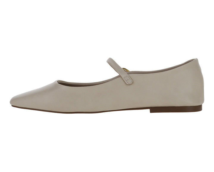 Zapato plano tipo ballerina color natural con correa y hebilla dorada.