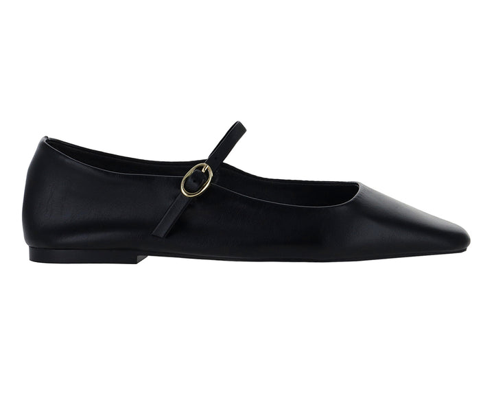 Zapato plano tipo ballerina color negro con correa y hebilla dorada.