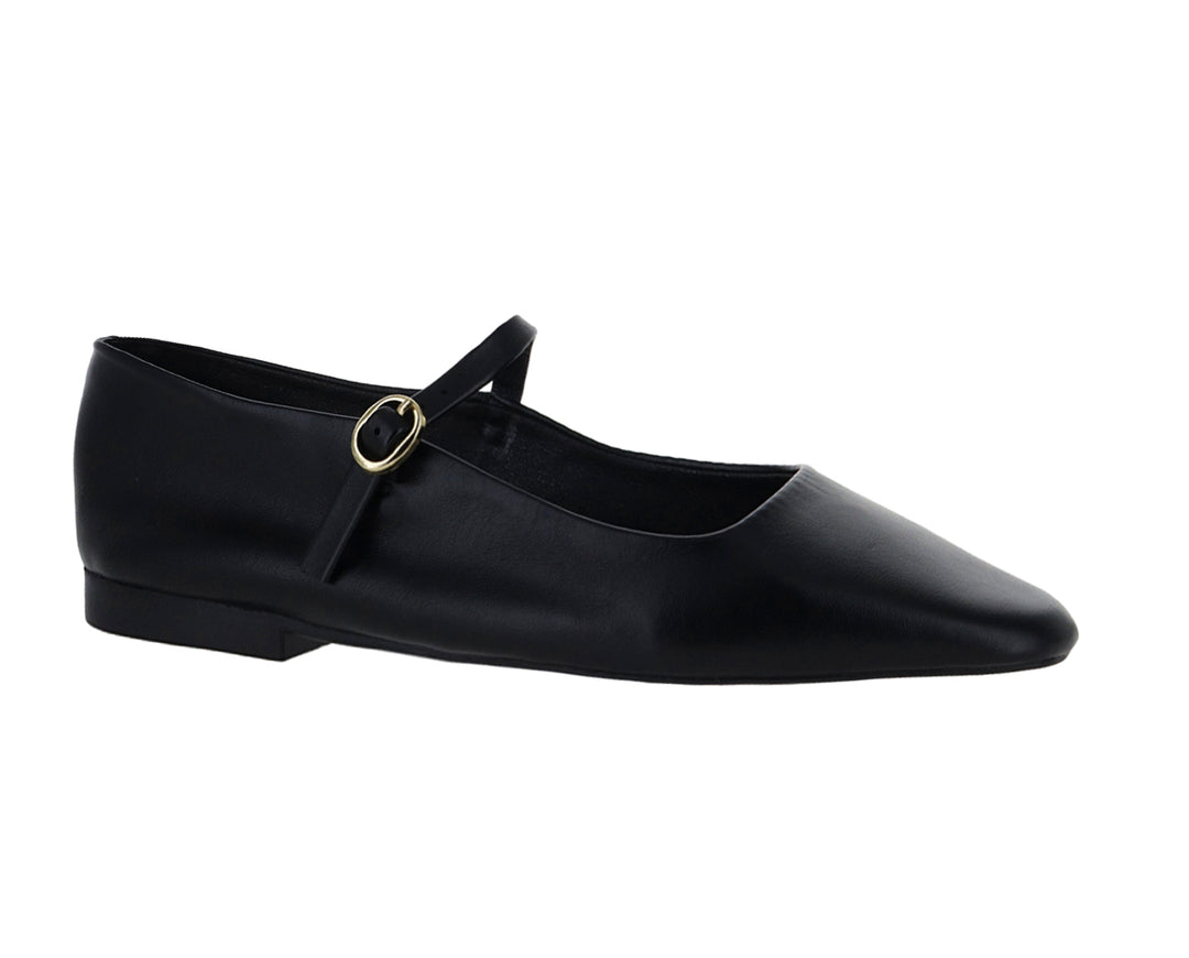 Zapato plano tipo ballerina color negro con correa y hebilla dorada.