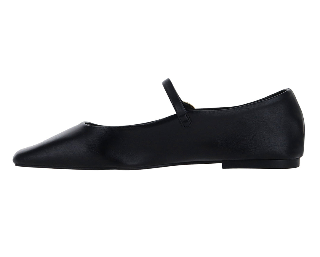 Zapato plano tipo ballerina color negro con correa y hebilla dorada.