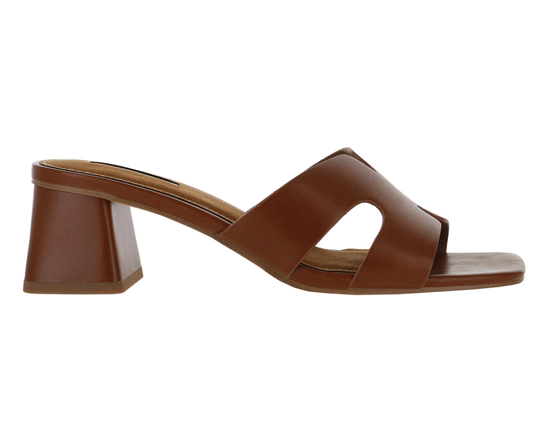 Sandalia color cuero para mujer con tacón cuadrado y correa ancha.