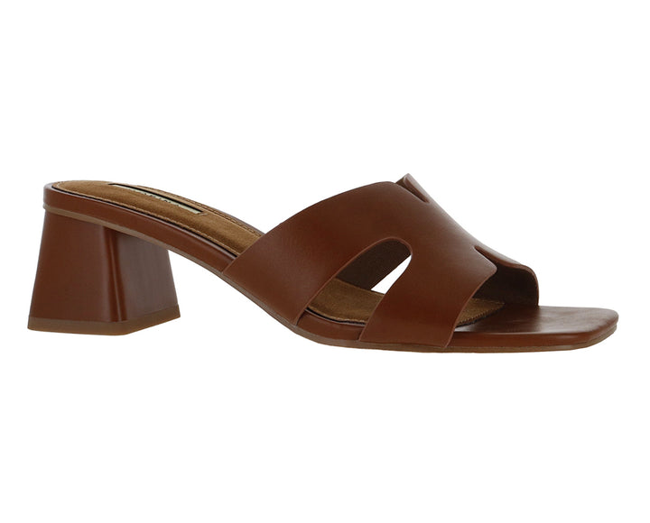 Sandalia color cuero para mujer con tacón cuadrado y correa ancha.