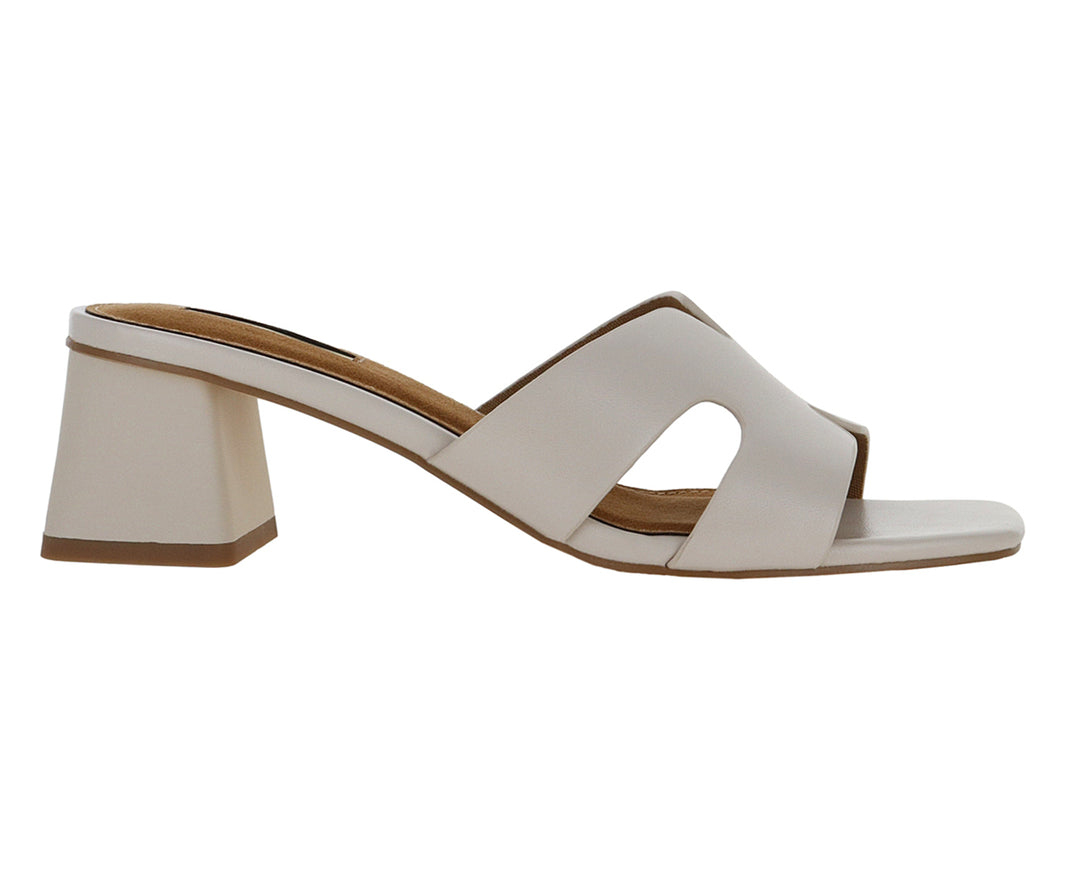 Sandalia beige de tacón cuadrado y correa ancha para mujer.