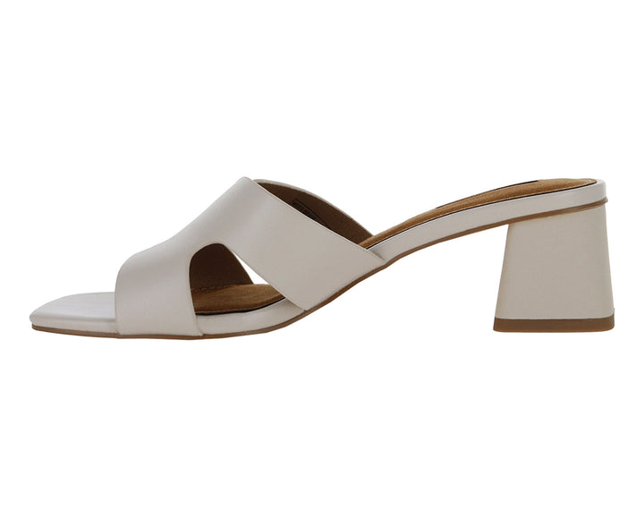 Sandalia beige de tacón cuadrado y correa ancha para mujer.