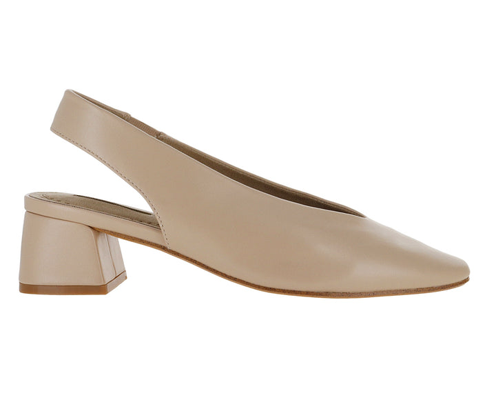 Zapato cerrado color beige con tacón cuadrado y correa posterior para mujer.