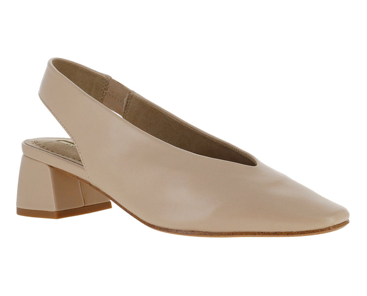 Zapato cerrado color beige con tacón cuadrado y correa posterior para mujer.