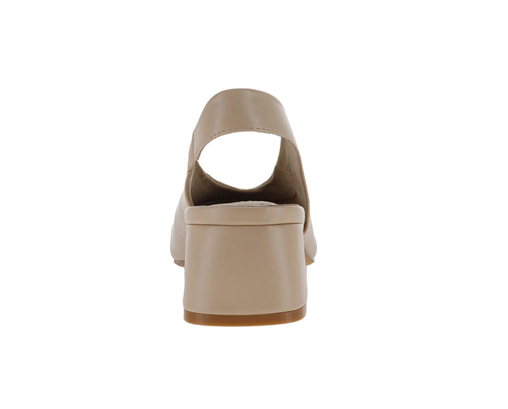 Zapato cerrado color beige con tacón cuadrado y correa posterior para mujer.