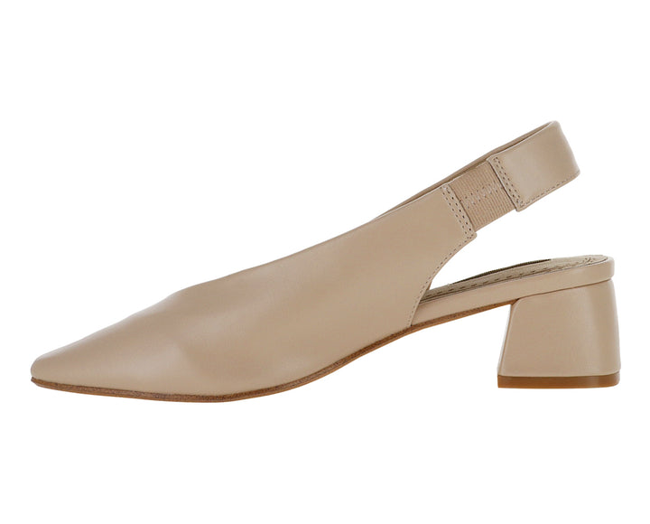 Zapato cerrado color beige con tacón cuadrado y correa posterior para mujer.