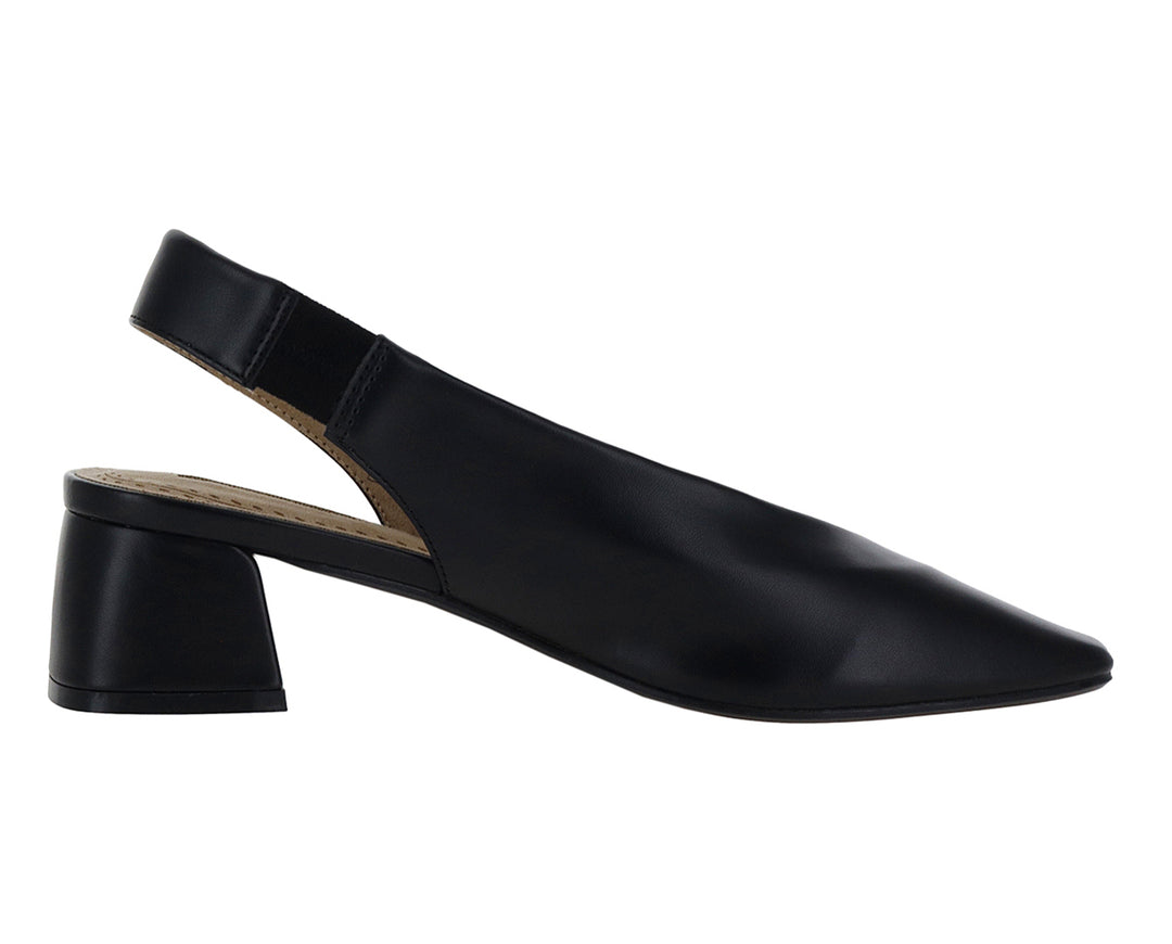 Zapato negro de tacón cuadrado y correa posterior estilo slingback para mujer.