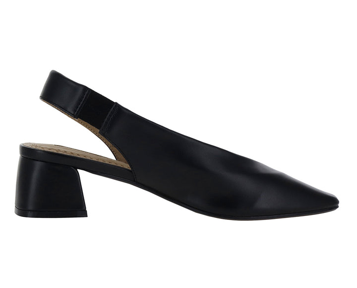 Zapato negro de tacón cuadrado y correa posterior estilo slingback para mujer.