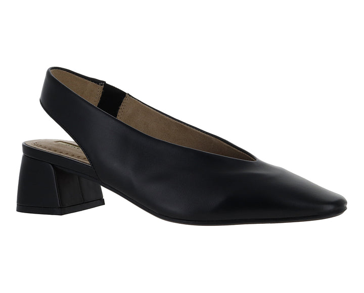 Zapato negro de tacón cuadrado y correa posterior estilo slingback para mujer.