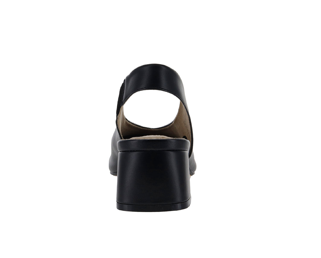 Zapato negro de tacón cuadrado y correa posterior estilo slingback para mujer.