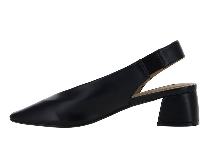 Zapato negro de tacón cuadrado y correa posterior estilo slingback para mujer.