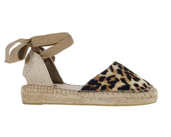 Alpargata para mujer con estampado de leopardo, suela de yute y lazos beige.