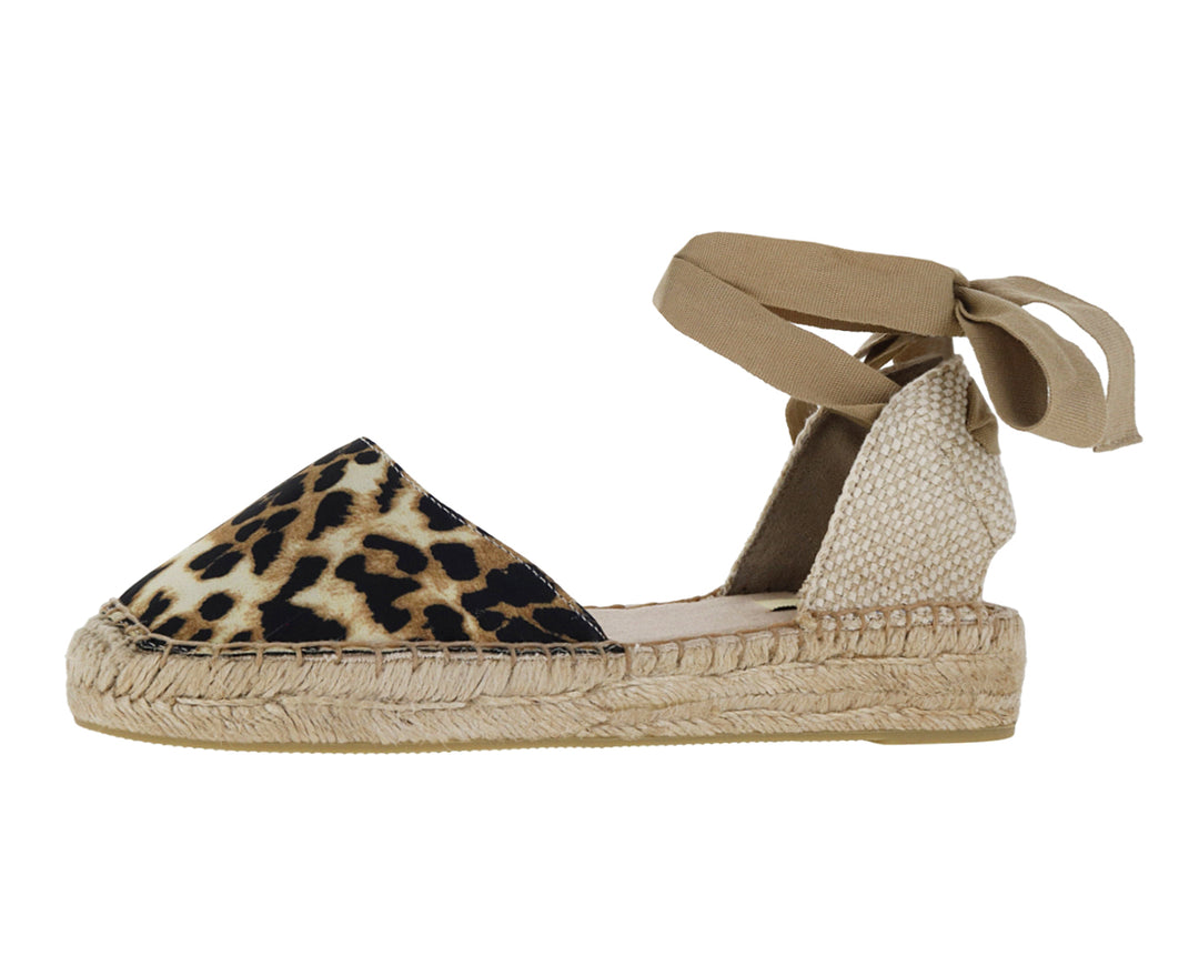 Alpargata para mujer con estampado de leopardo, suela de yute y lazos beige.
