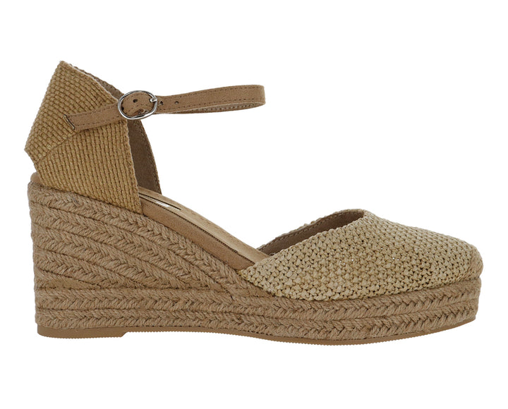 Alpargata de cuña color camel con acabado tejido y correa al tobillo para mujer.