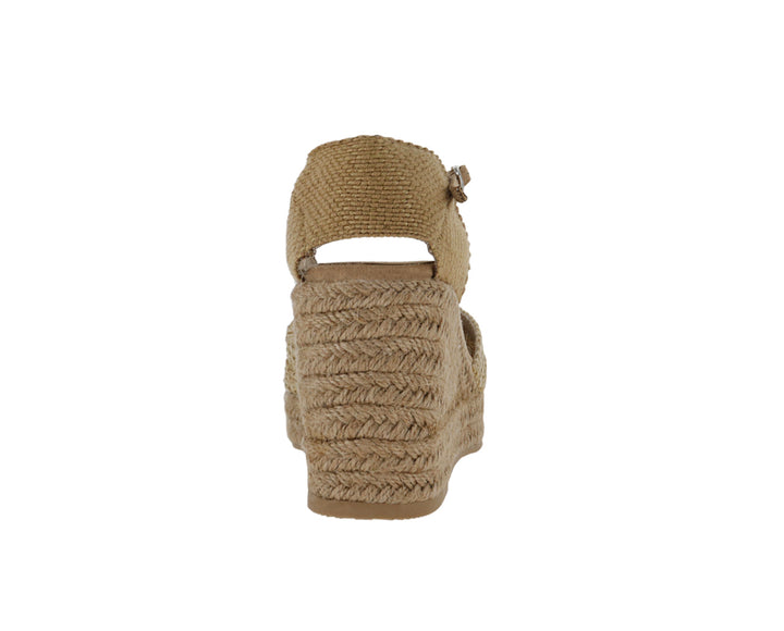 Alpargata de cuña color camel con acabado tejido y correa al tobillo para mujer.
