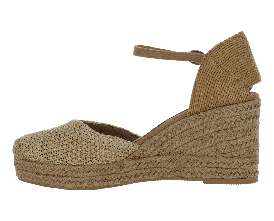 Alpargata de cuña color camel con acabado tejido y correa al tobillo para mujer.