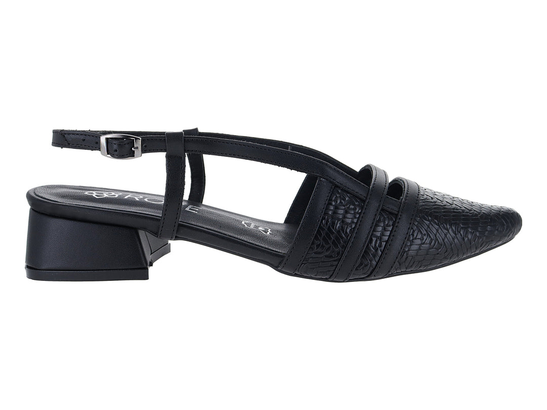 Zapato negro de tacón bajo con textura rugosa, correa ajustable al tobillo y punta cerrada.