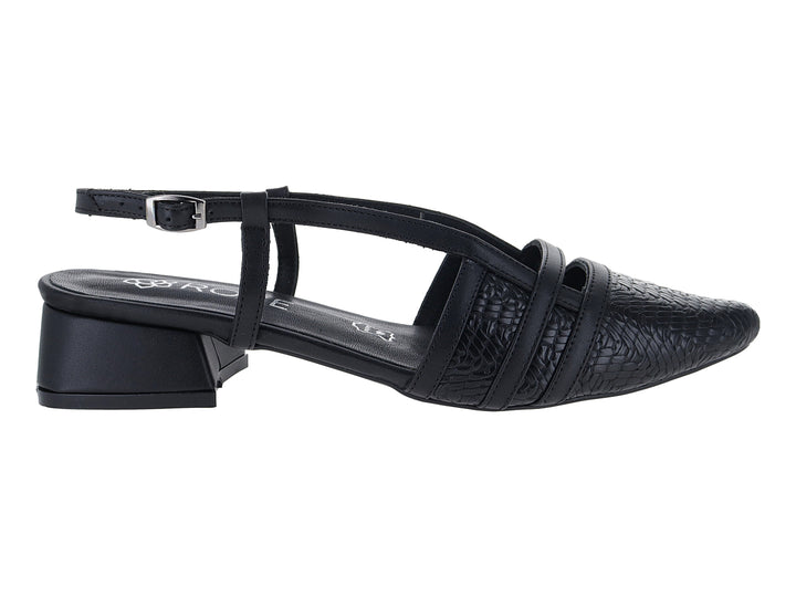 Zapato negro de tacón bajo con textura rugosa, correa ajustable al tobillo y punta cerrada.