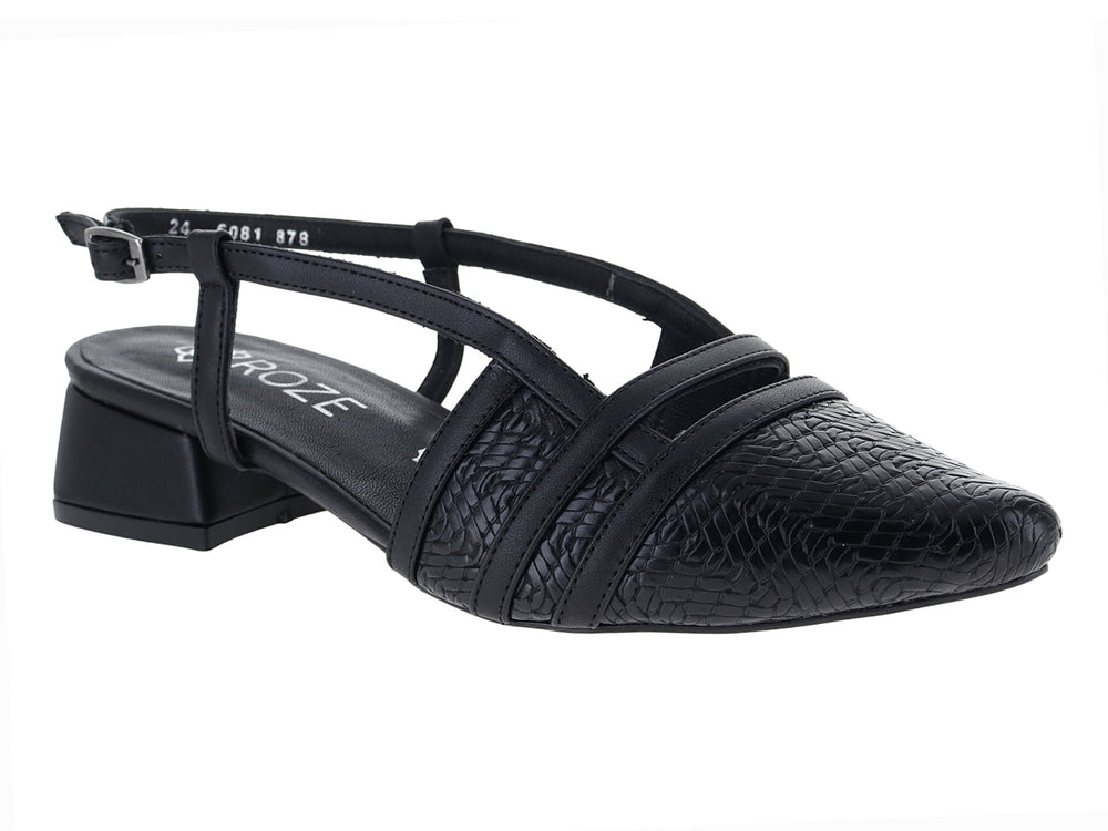 Zapato negro de tacón bajo con textura rugosa, correa ajustable al tobillo y punta cerrada.