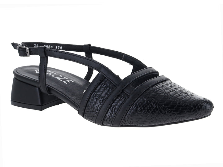 Zapato negro de tacón bajo con textura rugosa, correa ajustable al tobillo y punta cerrada.
