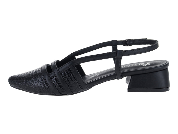 Zapato negro de tacón bajo con textura rugosa, correa ajustable al tobillo y punta cerrada.