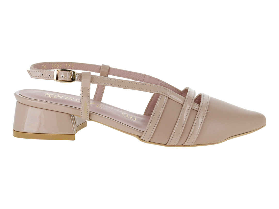 Zapato beige para niña con punta fina, tacón bajo cuadrado y correas decorativas en acabado charol.