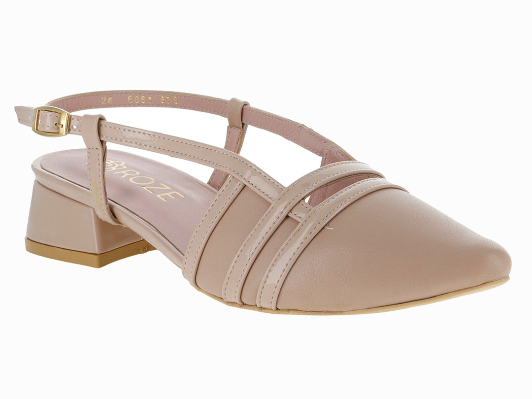 Zapato beige para niña con punta fina, tacón bajo cuadrado y correas decorativas en acabado charol.