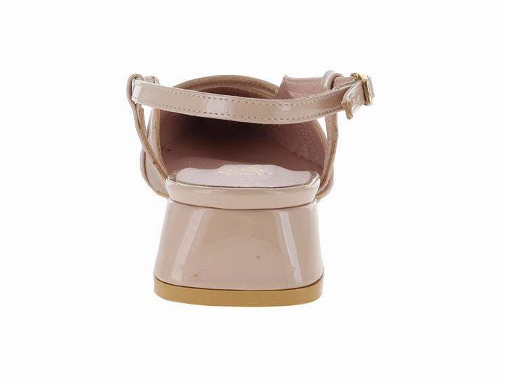 Zapato beige para niña con punta fina, tacón bajo cuadrado y correas decorativas en acabado charol.