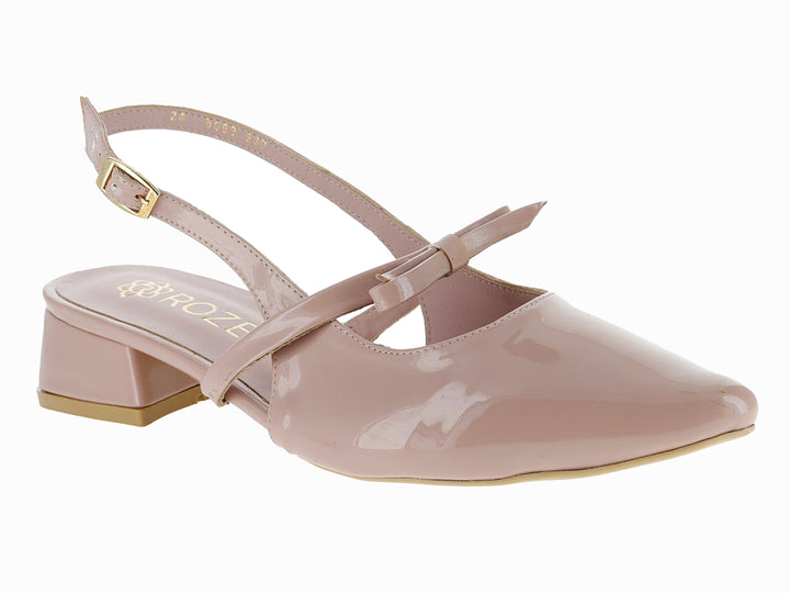 Zapato de vestir para niña color maquillaje en acabado charol brillante con tacón bajo y correa al tobillo.
