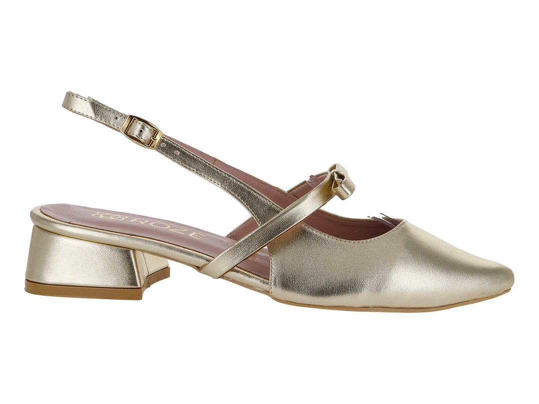 Zapato dorado de tacón bajo con correa ajustable y acabado metálico brillante.