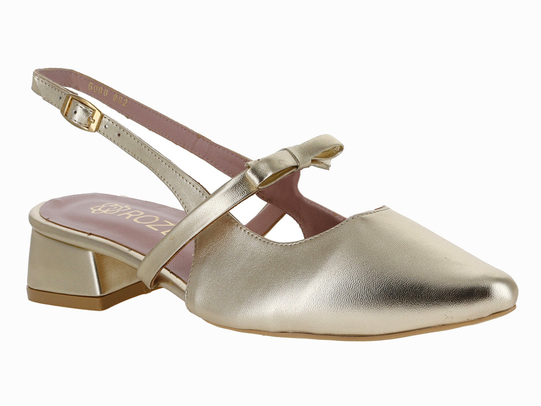 Zapato dorado de tacón bajo con correa ajustable y acabado metálico brillante.