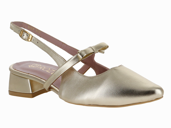 Zapato dorado de tacón bajo con correa ajustable y acabado metálico brillante.