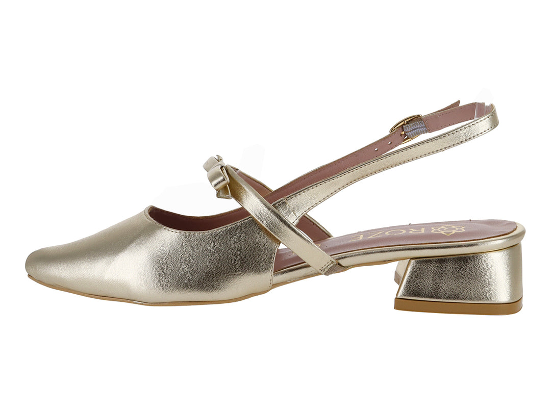 Zapato dorado de tacón bajo con correa ajustable y acabado metálico brillante.