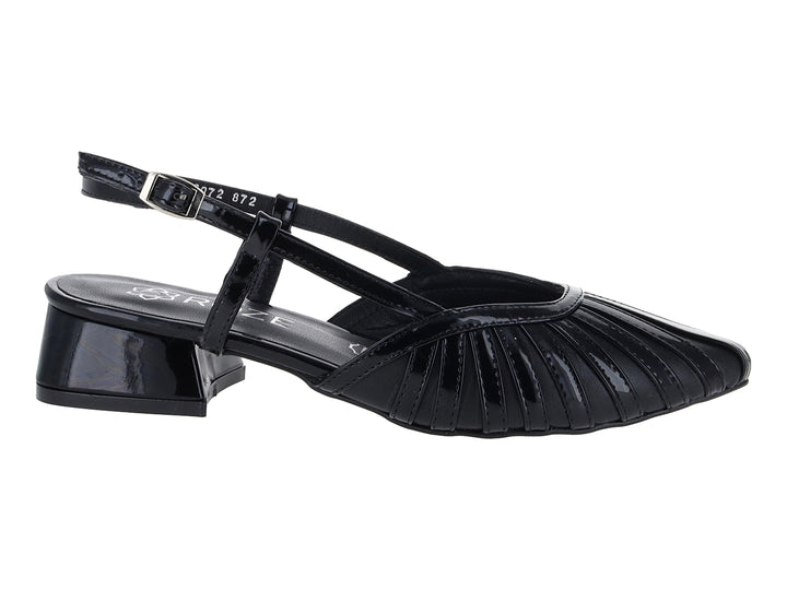 Zapato negro de charol con tacón bajo cuadrado, correa al tobillo y punta plisada.