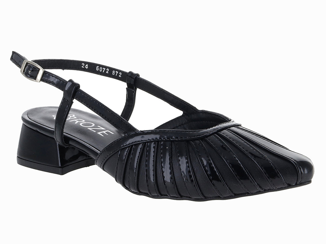 Zapato negro de charol con tacón bajo cuadrado, correa al tobillo y punta plisada.