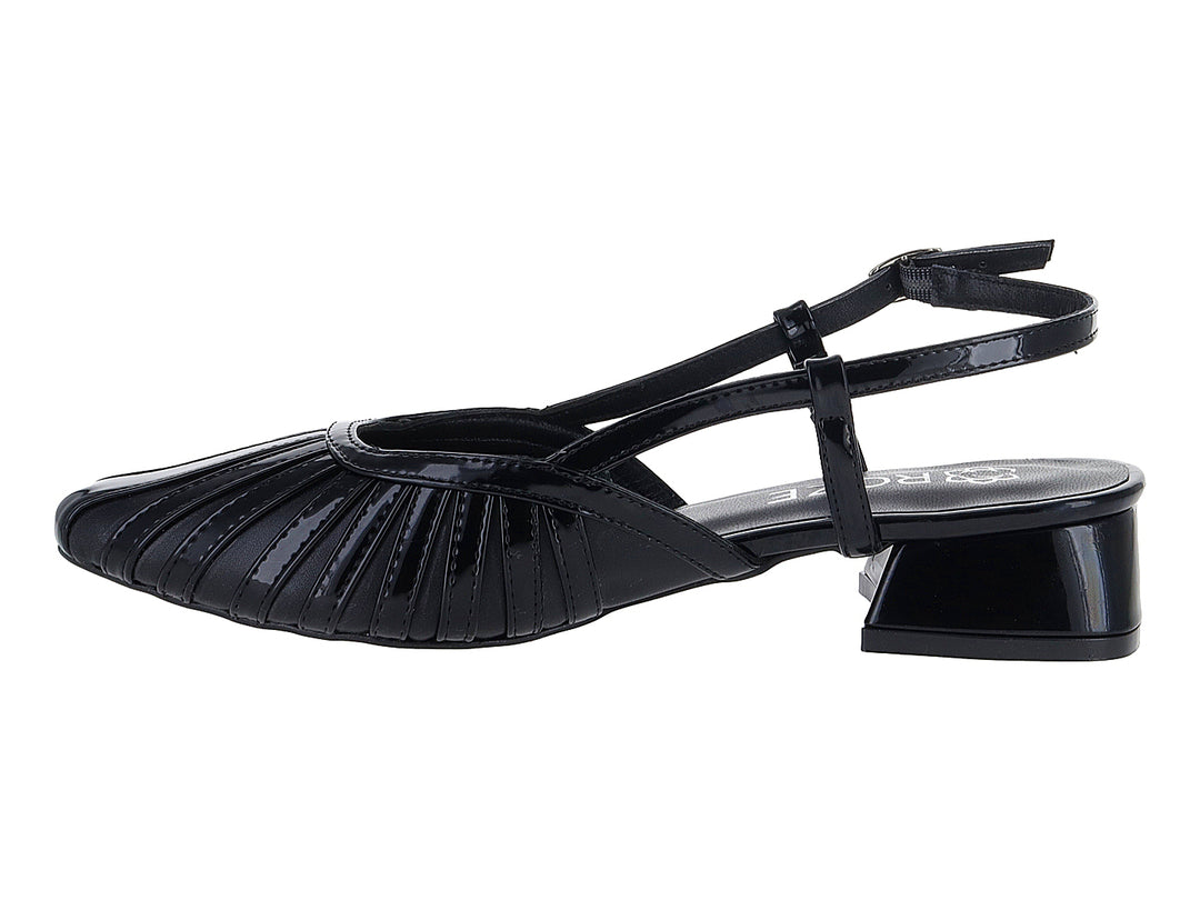 Zapato negro de charol con tacón bajo cuadrado, correa al tobillo y punta plisada.