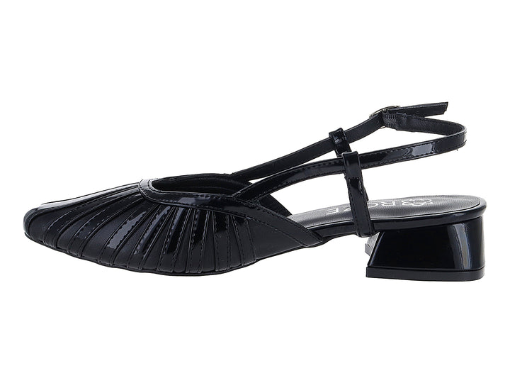 Zapato negro de charol con tacón bajo cuadrado, correa al tobillo y punta plisada.