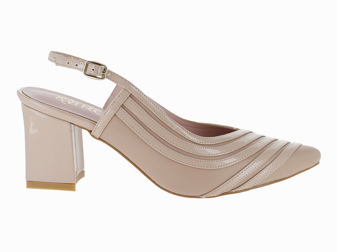 Zapato de tacón cuadrado color nude con correa al tobillo y detalles lineales en la punta.